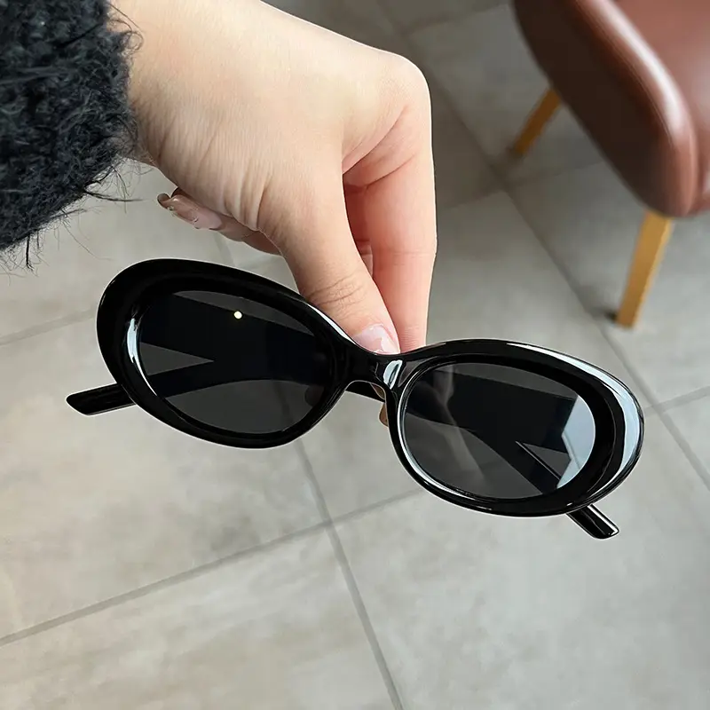 Women's Black Retro Y2G Street Shooting Glasses UV-Proof - Image 2