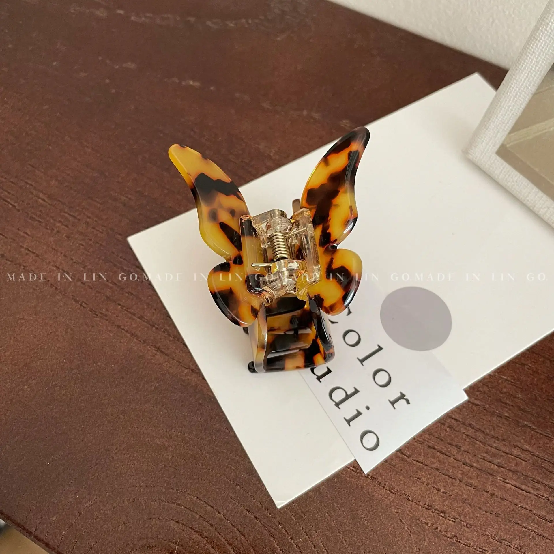 Retro Butterfly Hair Clip for Women High End Acrylic — feature 5