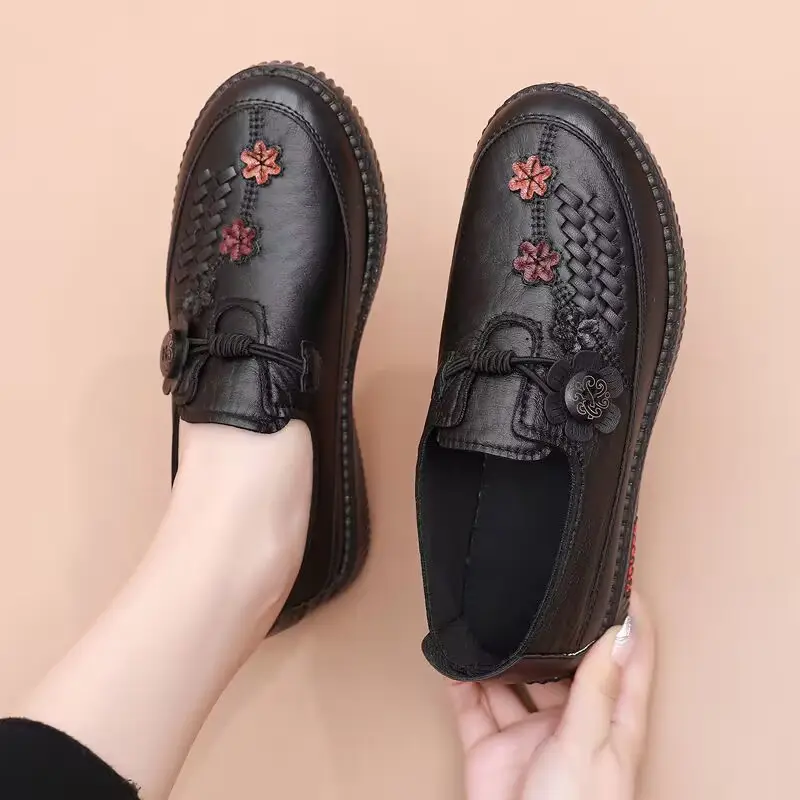 Spring and Autumn New Old Beijing Cloth Shoes Women's Single-layer Shoes Non-slip Soft Sole Comfortable Wear-resistant Slip-on Shoes for Middle-aged and Elderly Mothers - Image 3