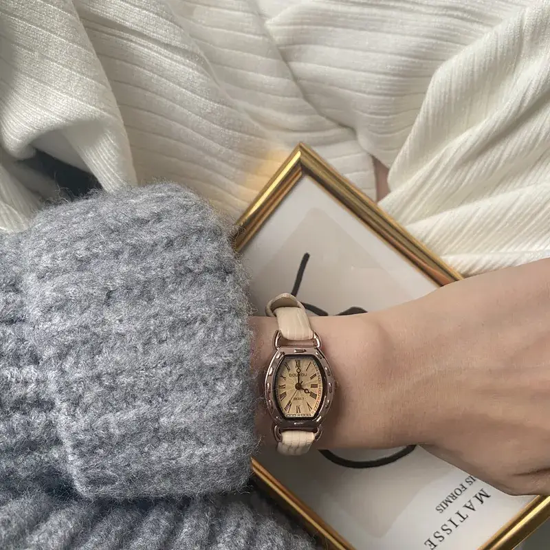 French Retro Belt Watch for Women with Rose Gold Case - Image 6