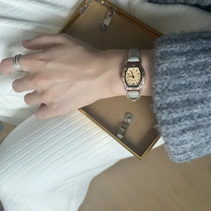 French Retro Belt Watch for Women with Rose Gold Case - Image 8