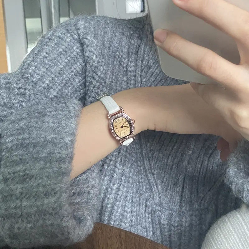 French Retro Belt Watch for Women with Rose Gold Case — feature 5