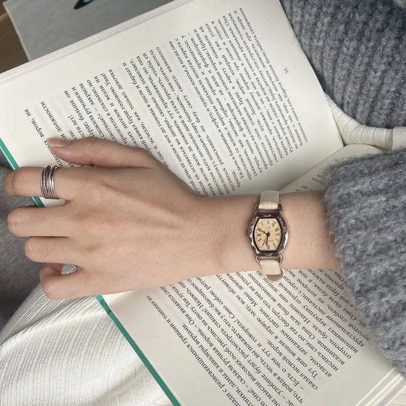 French Retro Belt Watch for Women with Rose Gold Case — feature 6
