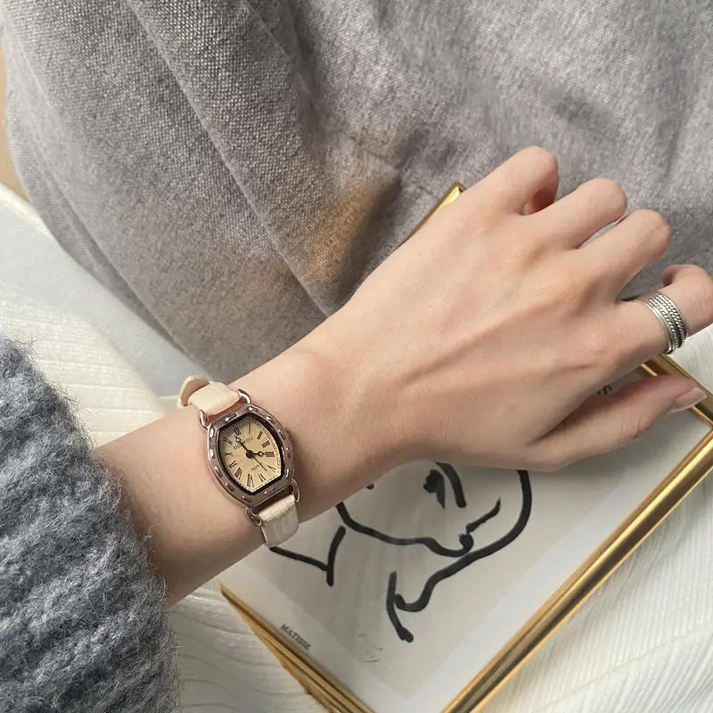 French Retro Belt Watch for Women with Rose Gold Case — feature 8