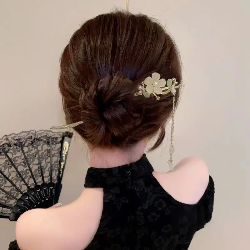 White Deer Magnolia Hairpin with Chain — feature 3