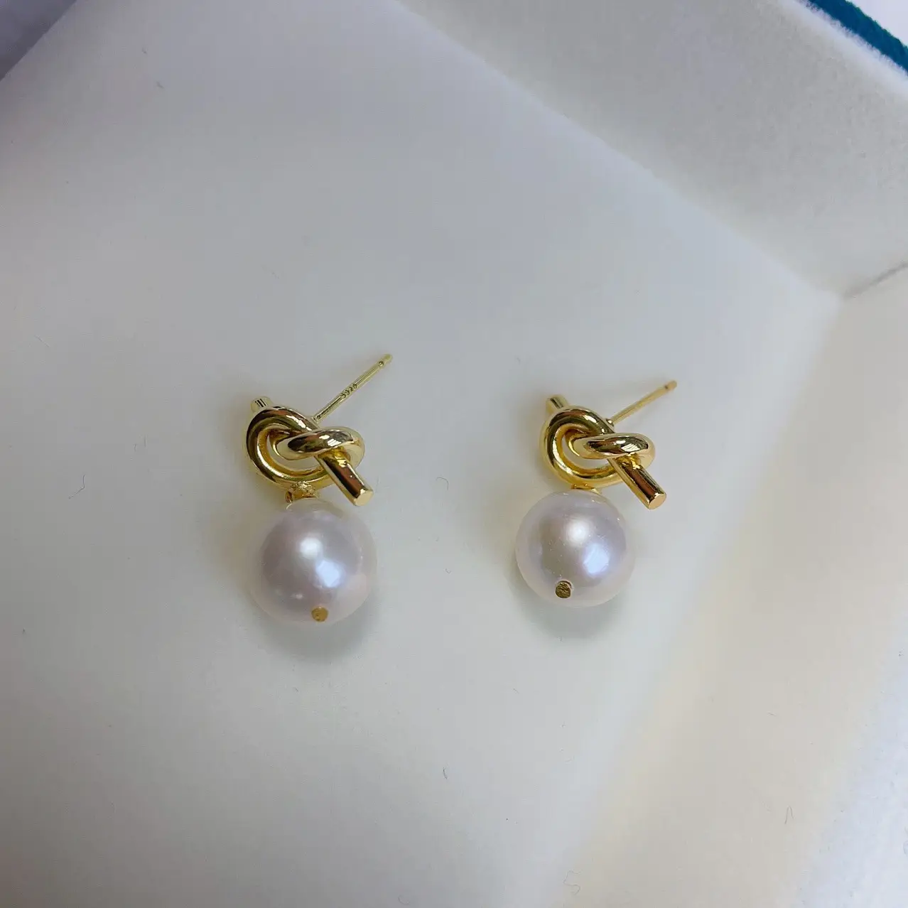 Artificial Pearl Earrings with Knoted Metal Design - Image 4