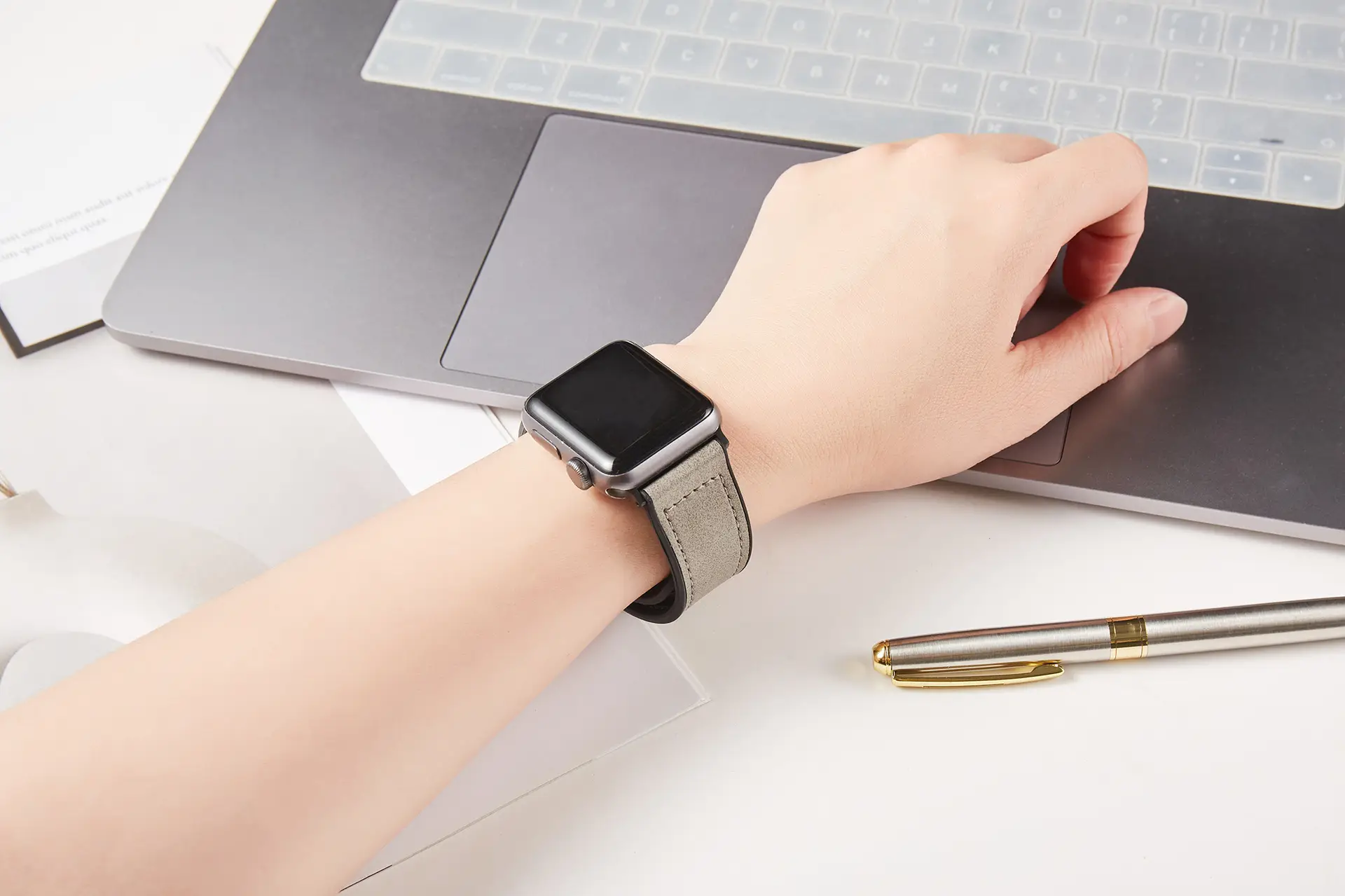 Apple Watch8 Magnetic Silicone Strap Black — feature 12