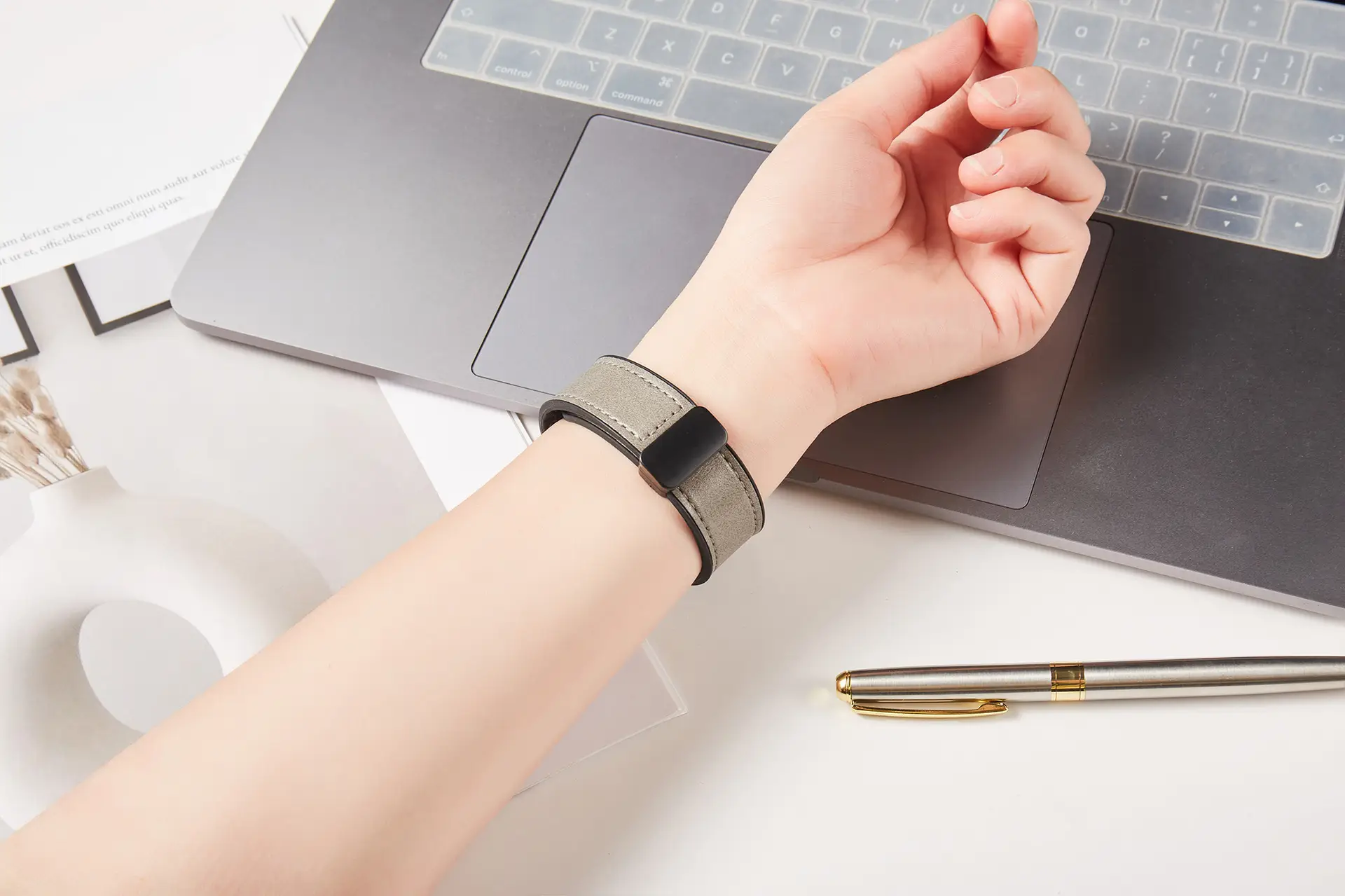 Apple Watch8 Magnetic Silicone Strap Black — feature 14