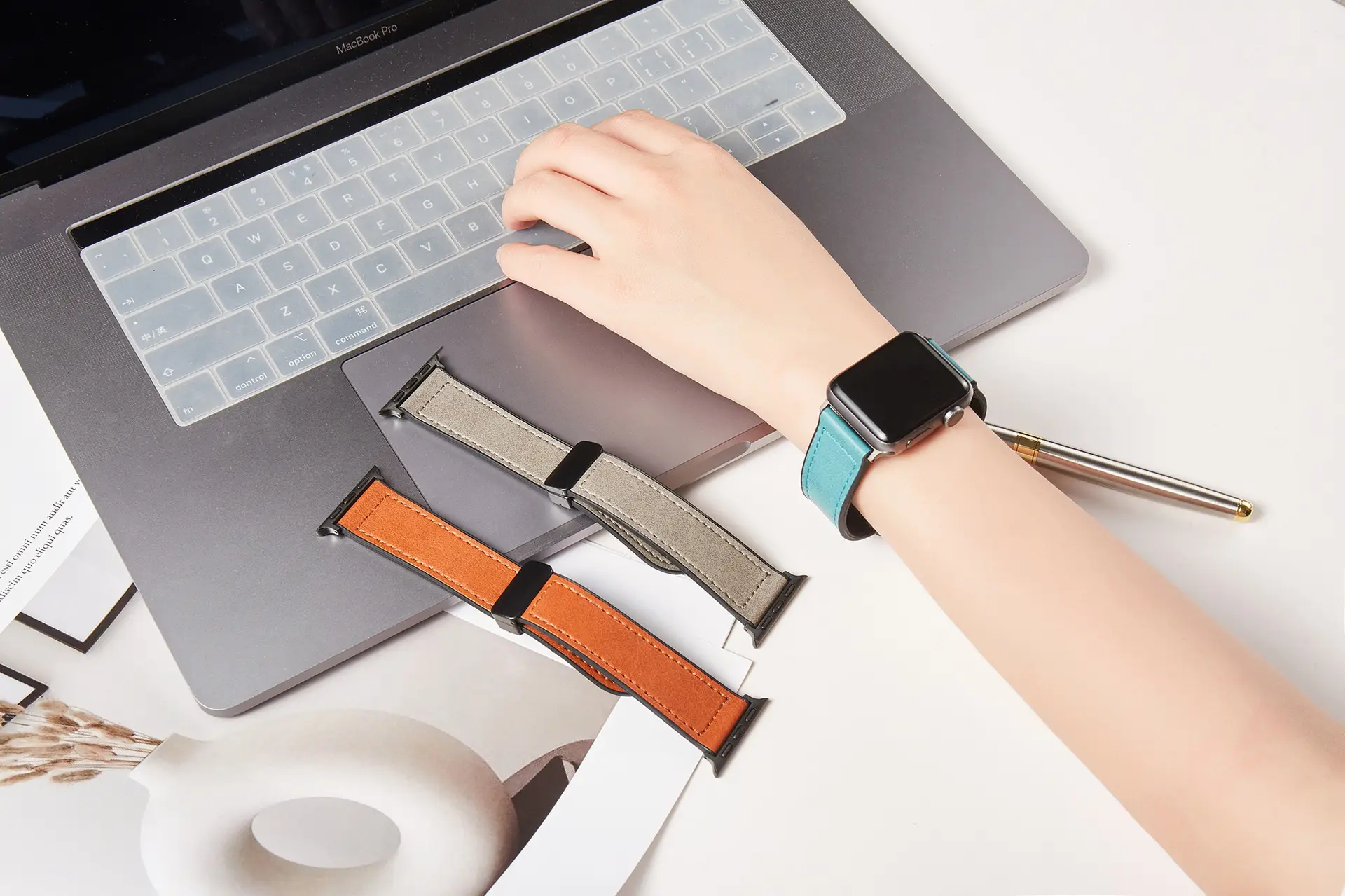 Apple Watch8 Magnetic Silicone Strap Black — feature 15