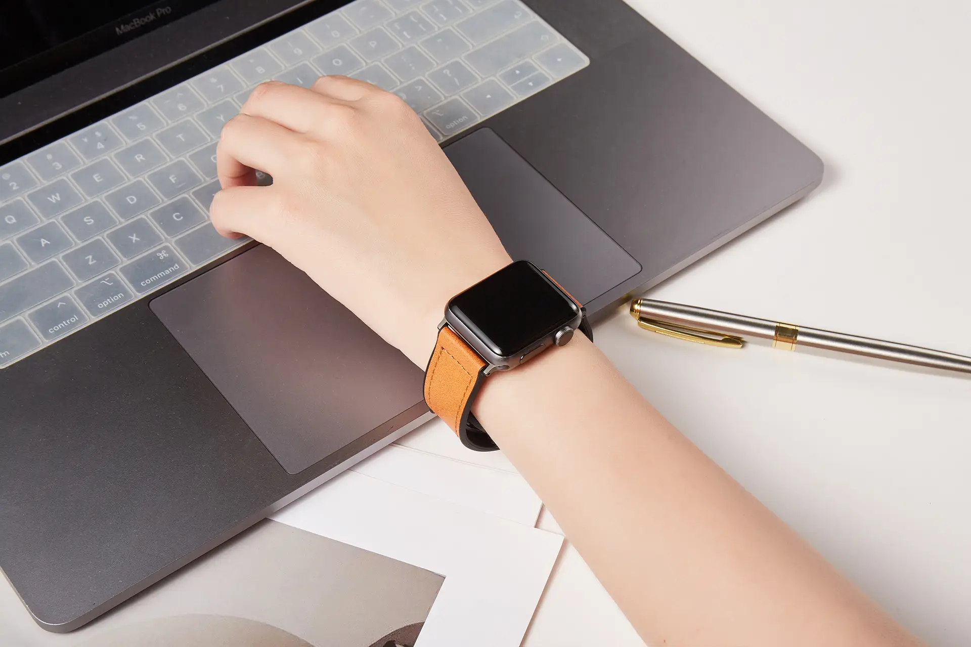 Apple Watch8 Magnetic Silicone Strap Black — feature 16