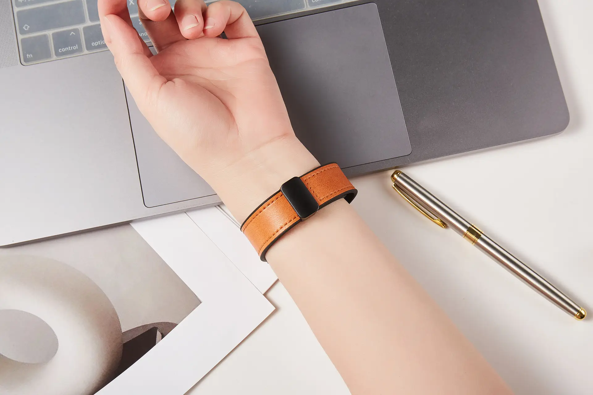 Apple Watch8 Magnetic Silicone Strap Black — feature 17