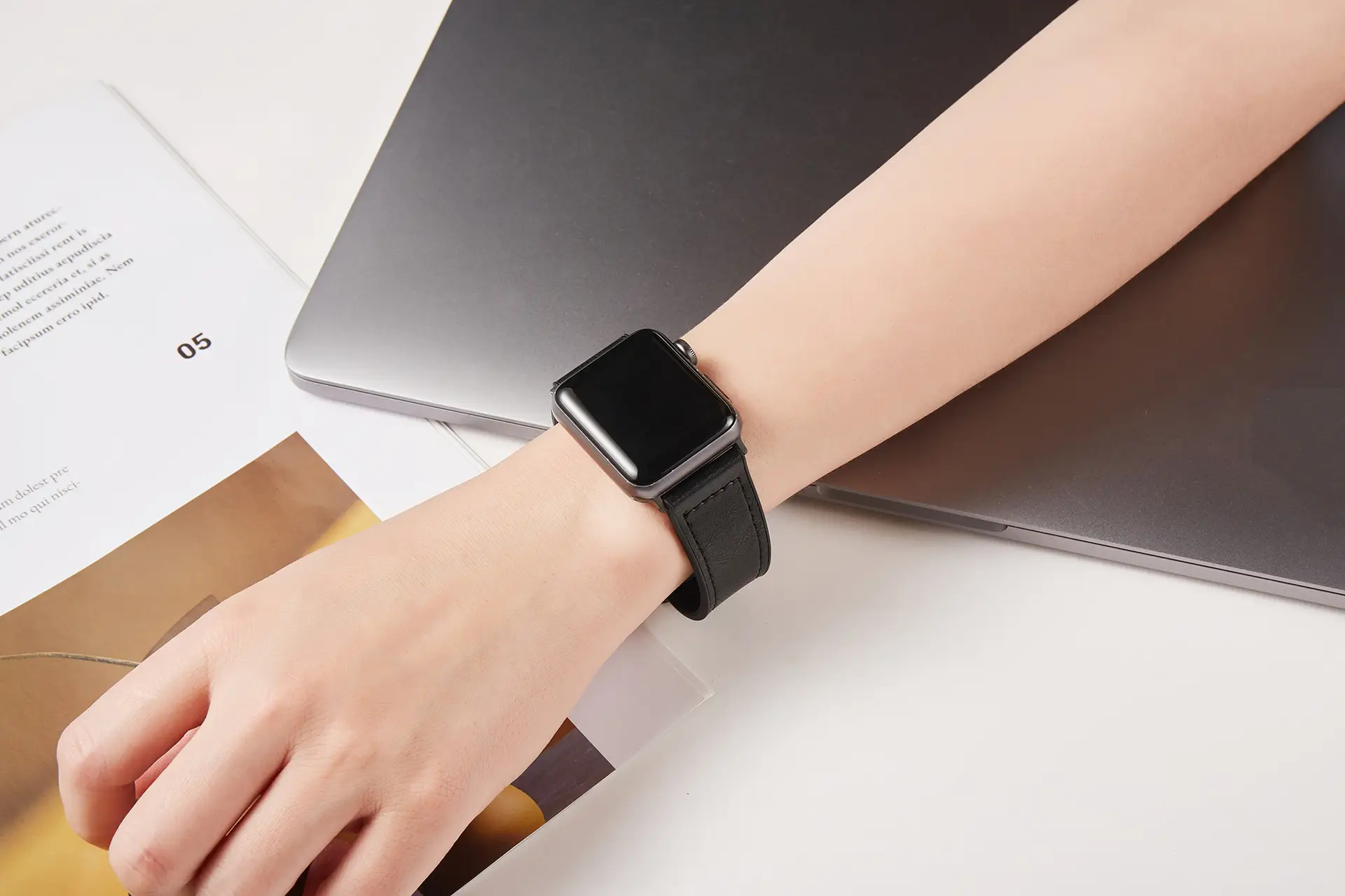 Apple Watch8 Magnetic Silicone Strap Black — feature 18