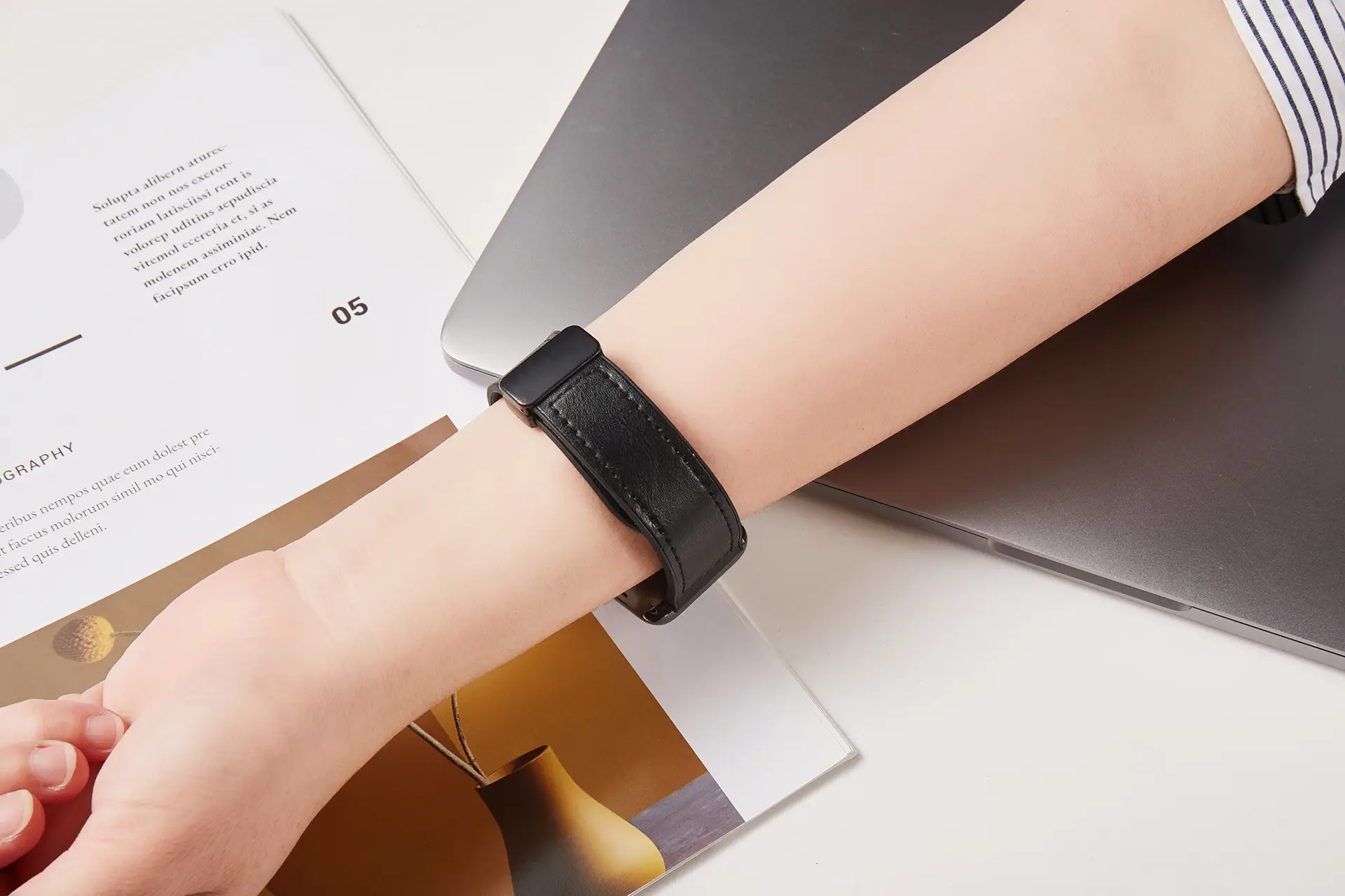 Apple Watch8 Magnetic Silicone Strap Black — feature 19