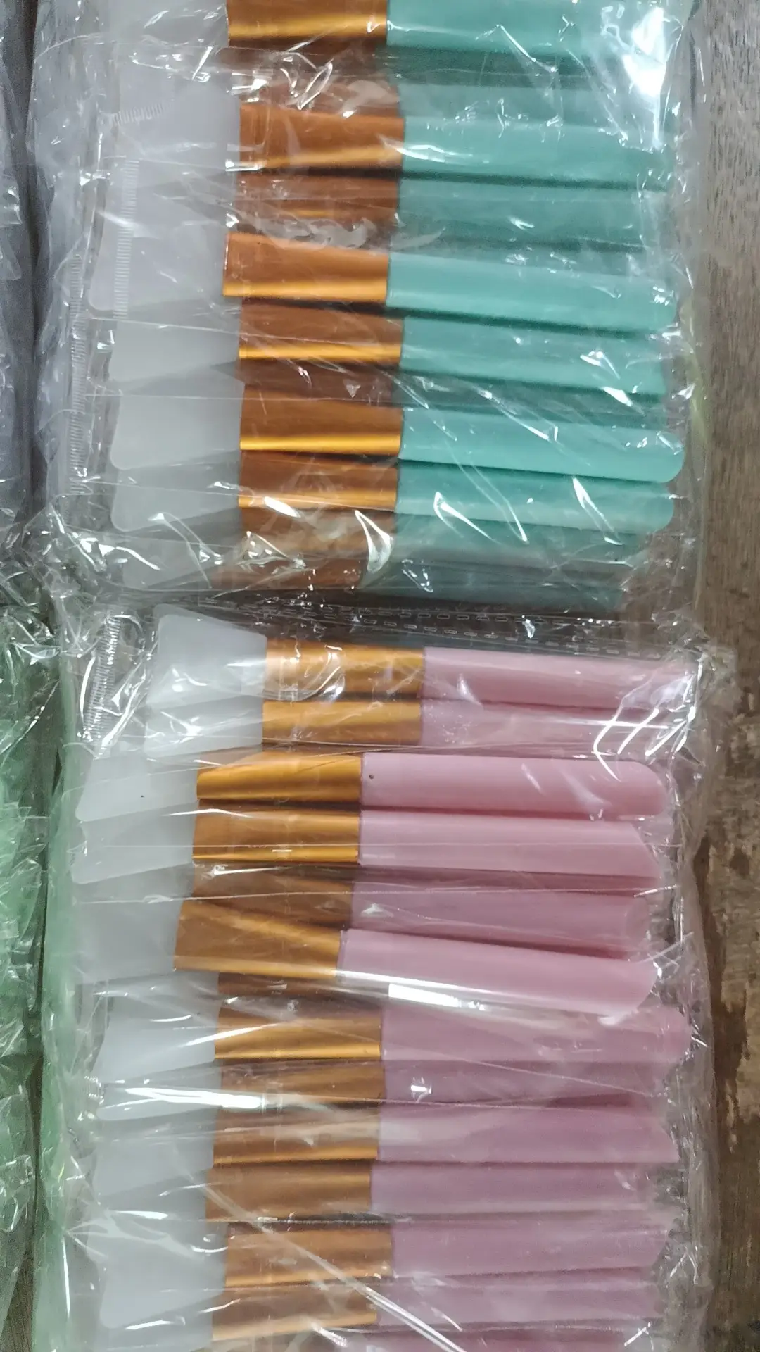 Silicone Mask Brush with Rhinestone Rod Set — feature 9