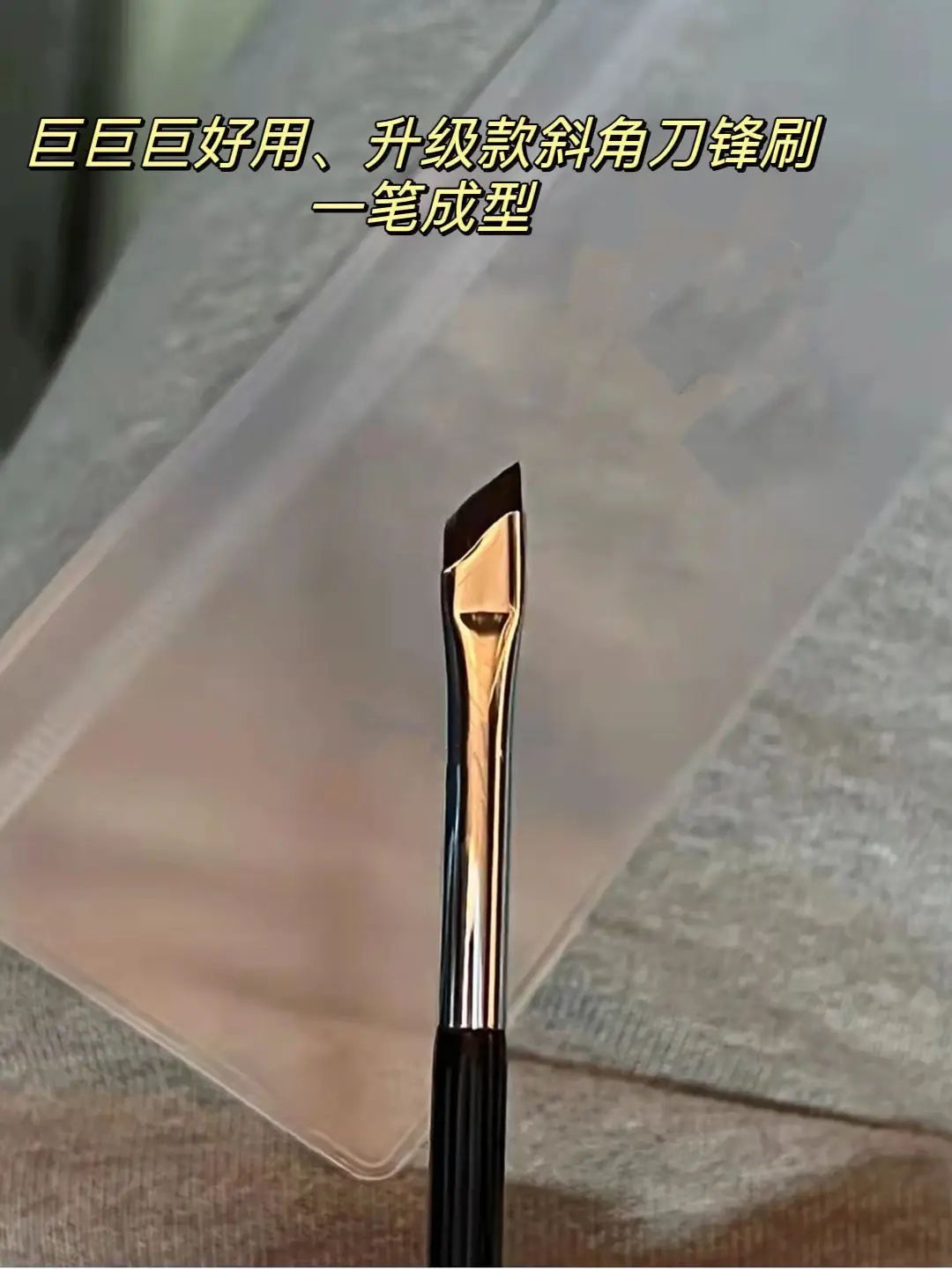 Bevel Blade Eyeliner Brush for Precision Application — feature 1
