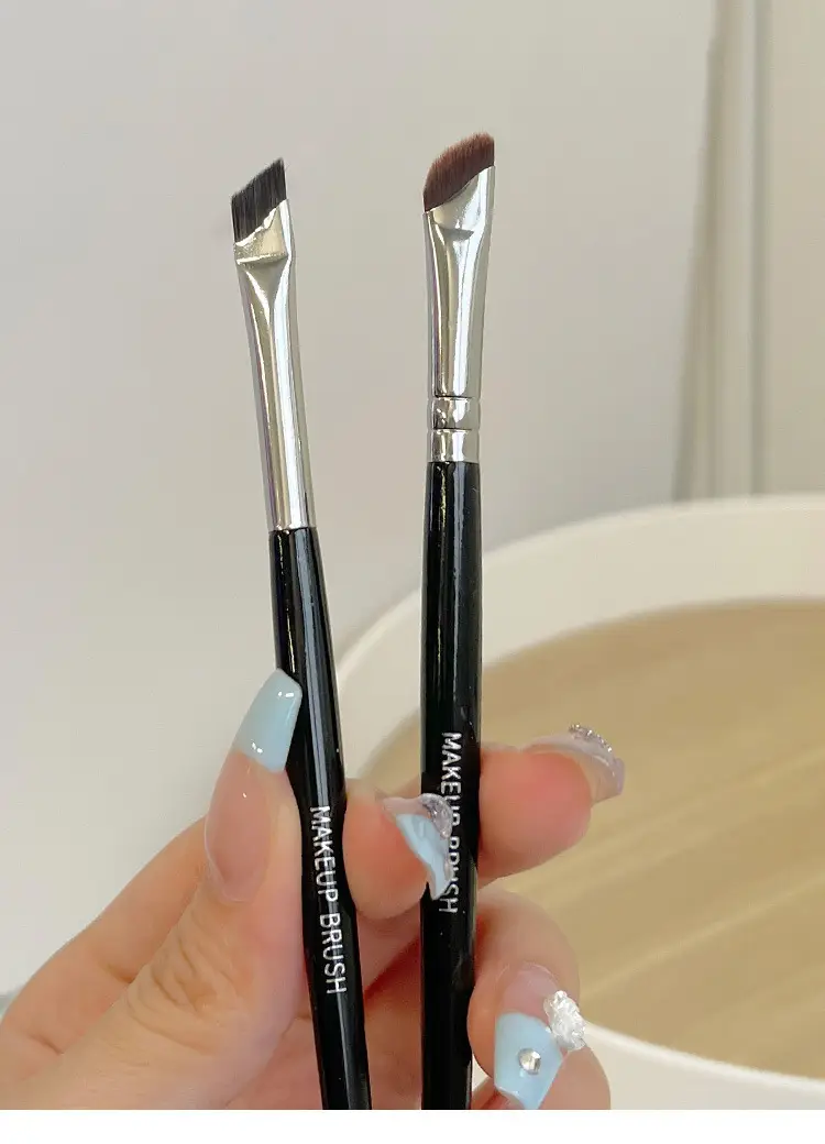 Bevel Blade Eyeliner Brush for Precision Application — feature 24