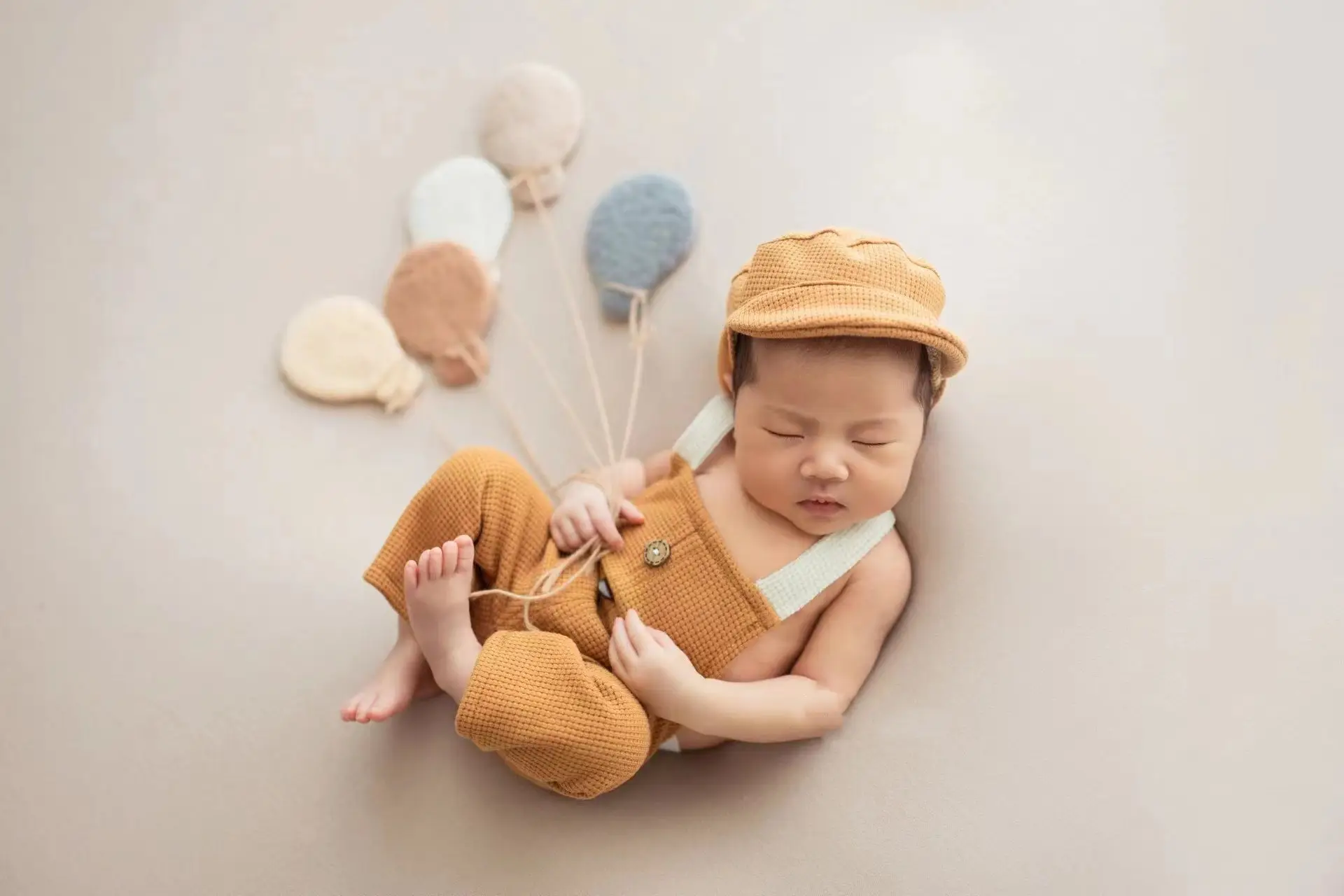 White Cotton Baby Hat & Pants Set for Newborns — feature 4