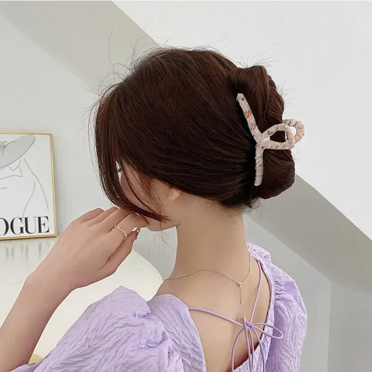 Elegant Hairpin with Pearl Embellishment for Women - Image 7