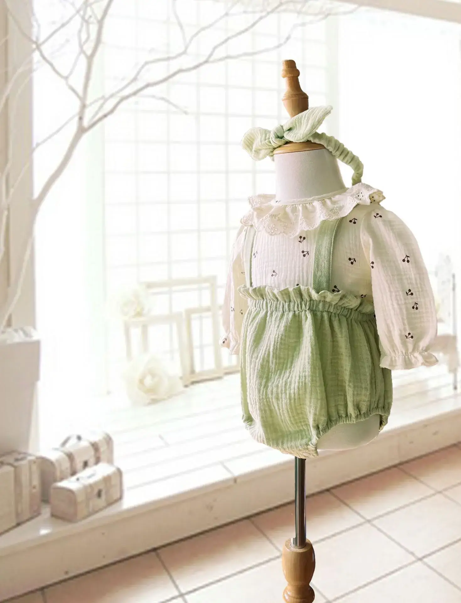 Baby Girl Green Embroidered Two-Piece Set with Bow Headband — feature 1