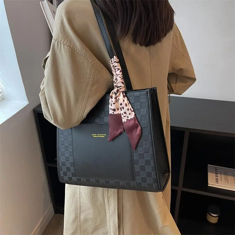 Large Capacity Women's Texturized Shoulder Bag 2023