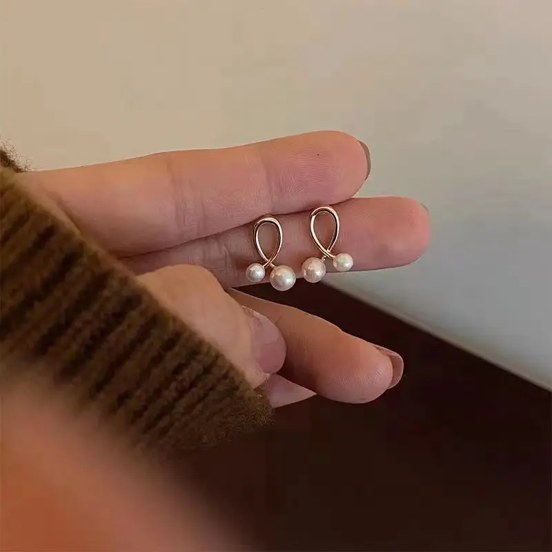 New Fashion Pearl Earrings Light Luxury High-end Cross Design - Image 3