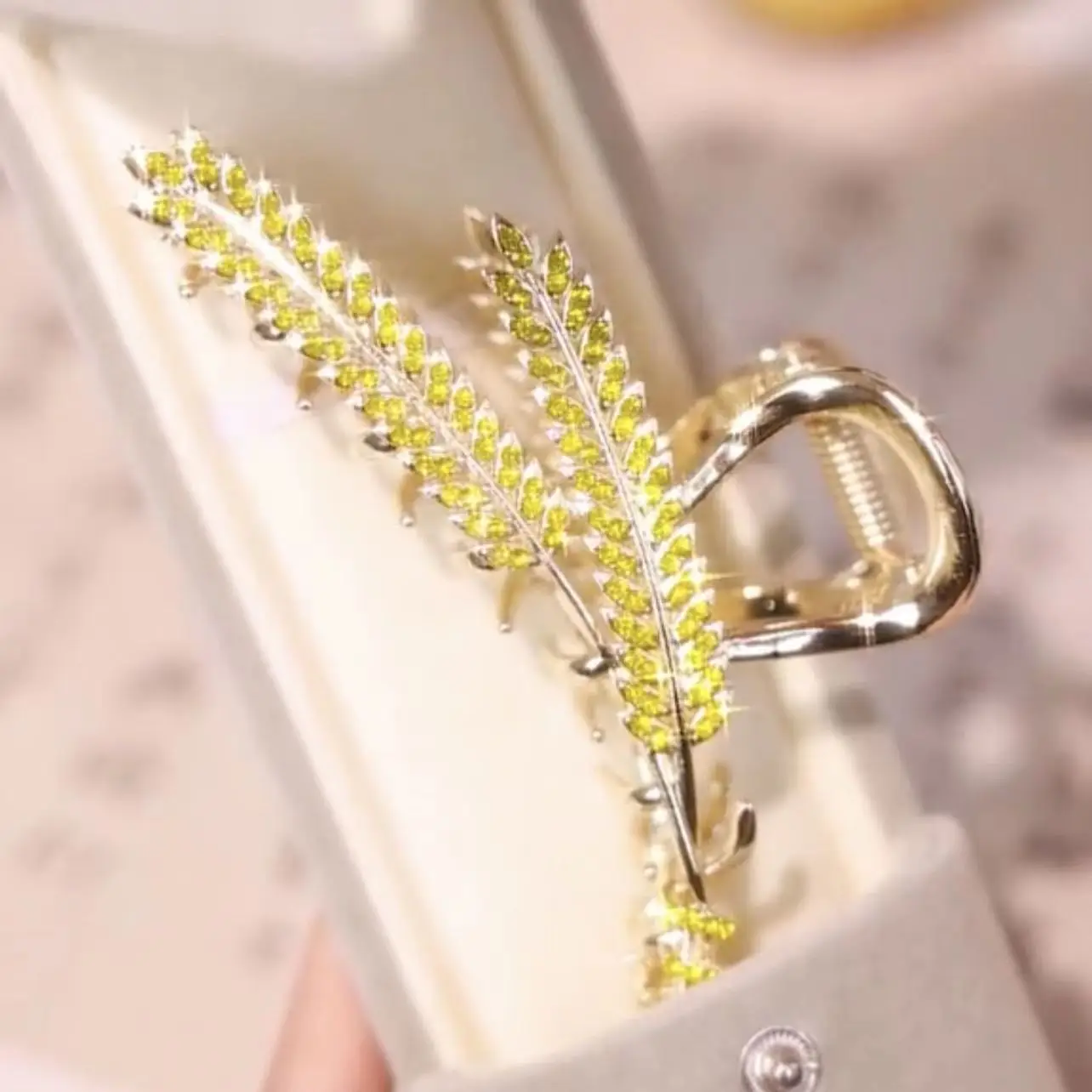 French Elegant Gold Leaf Hairpin for Women — feature 4