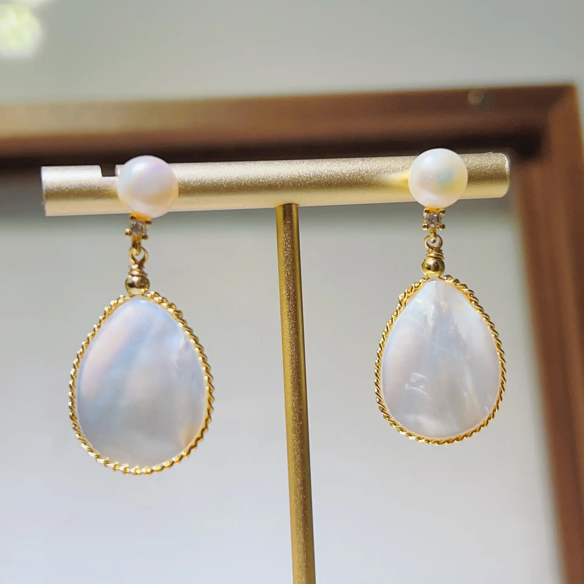 18K Gold Pearl Flower Earrings for Women - Image 10
