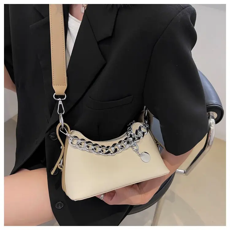 Women's Cream Chain Shoulder Messenger Bag 2023 — feature 13