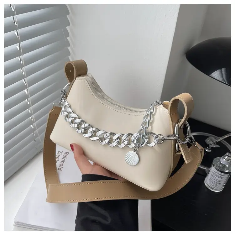 Women's Cream Chain Shoulder Messenger Bag 2023 — feature 17