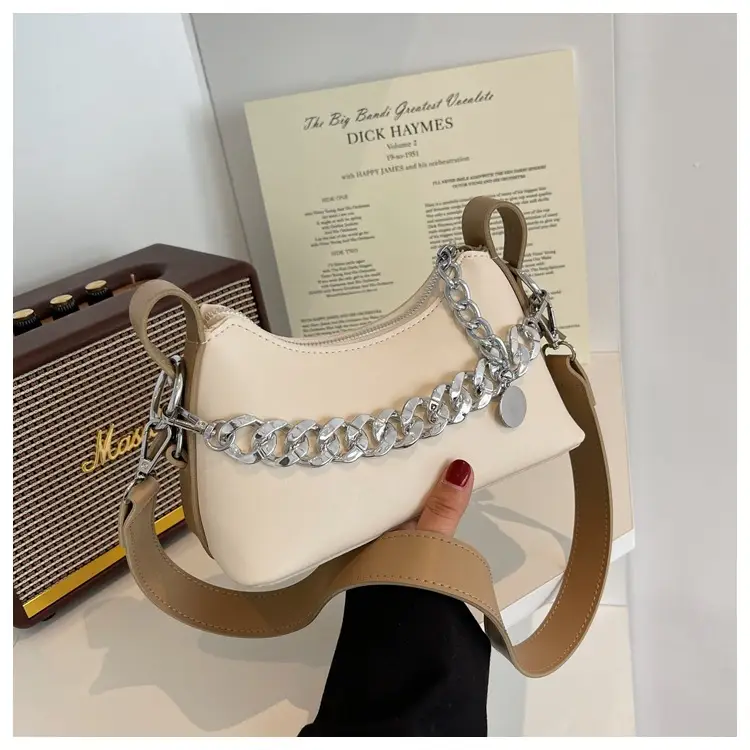 Women's Cream Chain Shoulder Messenger Bag 2023 — feature 18