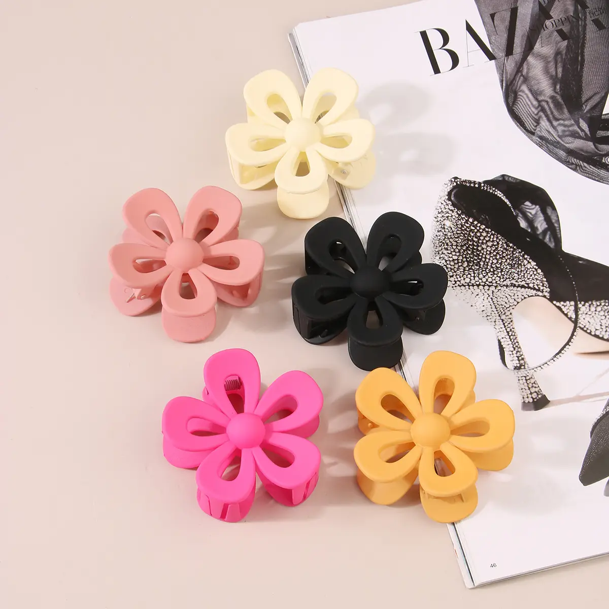 Hollow Flower Hair Clip White Acrylic Women's Back Clip — feature 18