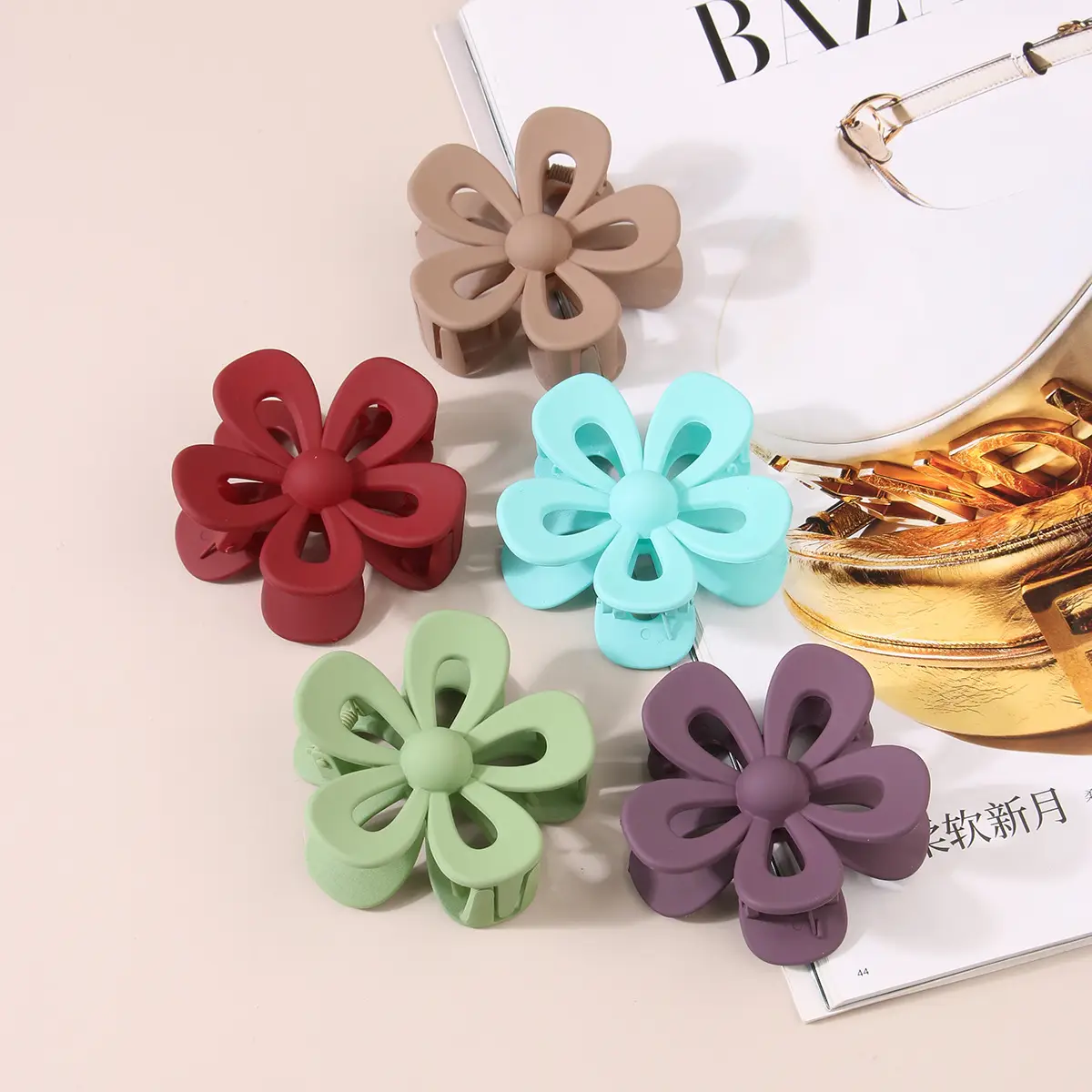 Hollow Flower Hair Clip White Acrylic Women's Back Clip — feature 19
