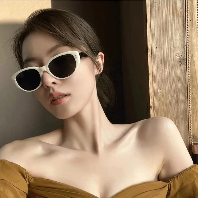 Women UV Protection Sunglasses Black Frame Slimming — feature 3