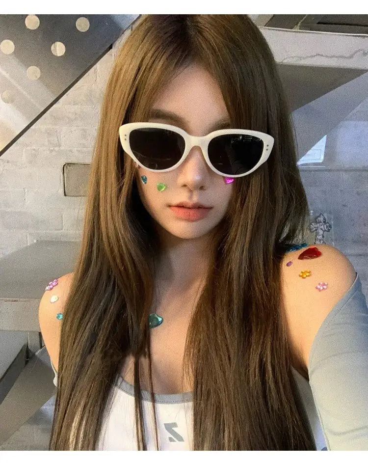 Women UV Protection Sunglasses Black Frame Slimming — feature 6