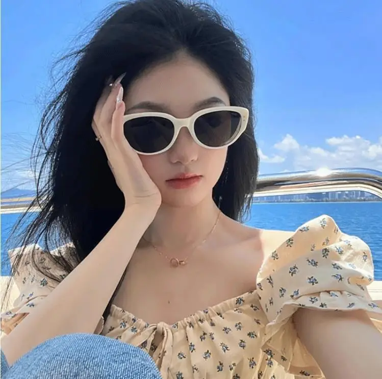 Women UV Protection Sunglasses Black Frame Slimming — feature 7
