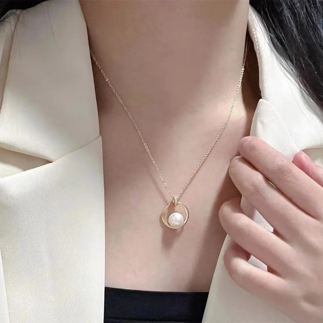 Women's Gold Pearl Necklace with Simple Niche Design - Image 4