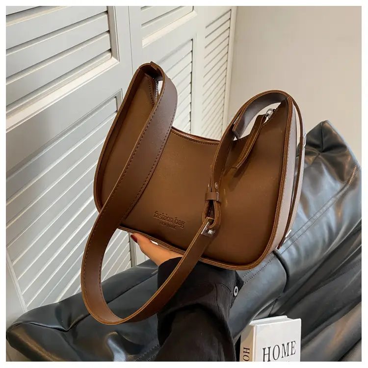 Small Shoulder Messenger Bag Brown Leather 2023 — feature 13