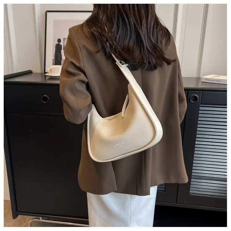 Small Shoulder Messenger Bag Brown Leather 2023 — feature 16
