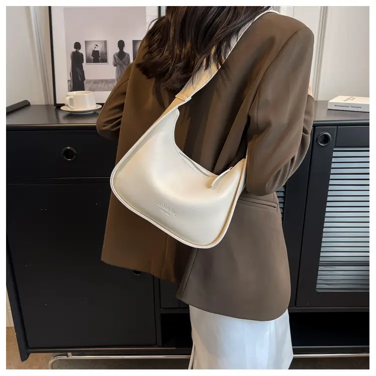 Small Shoulder Messenger Bag Brown Leather 2023 — feature 17