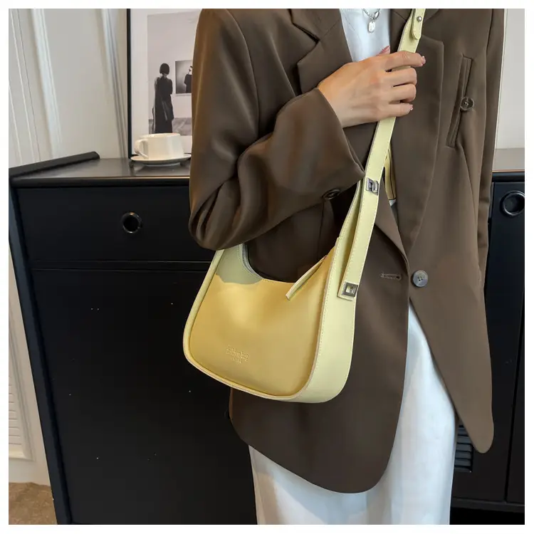 Small Shoulder Messenger Bag Brown Leather 2023 — feature 18