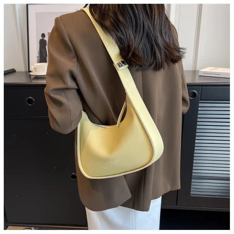Small Shoulder Messenger Bag Brown Leather 2023 — feature 19