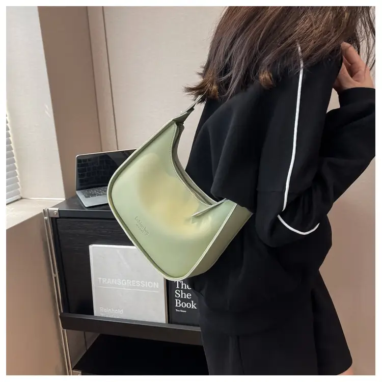 Small Shoulder Messenger Bag Brown Leather 2023 — feature 21