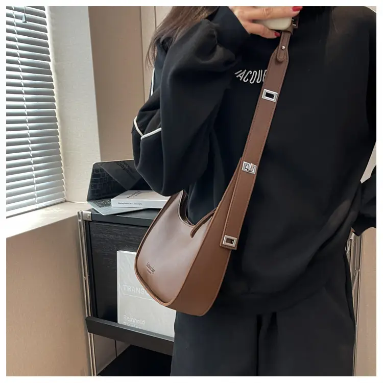 Small Shoulder Messenger Bag Brown Leather 2023 — feature 27