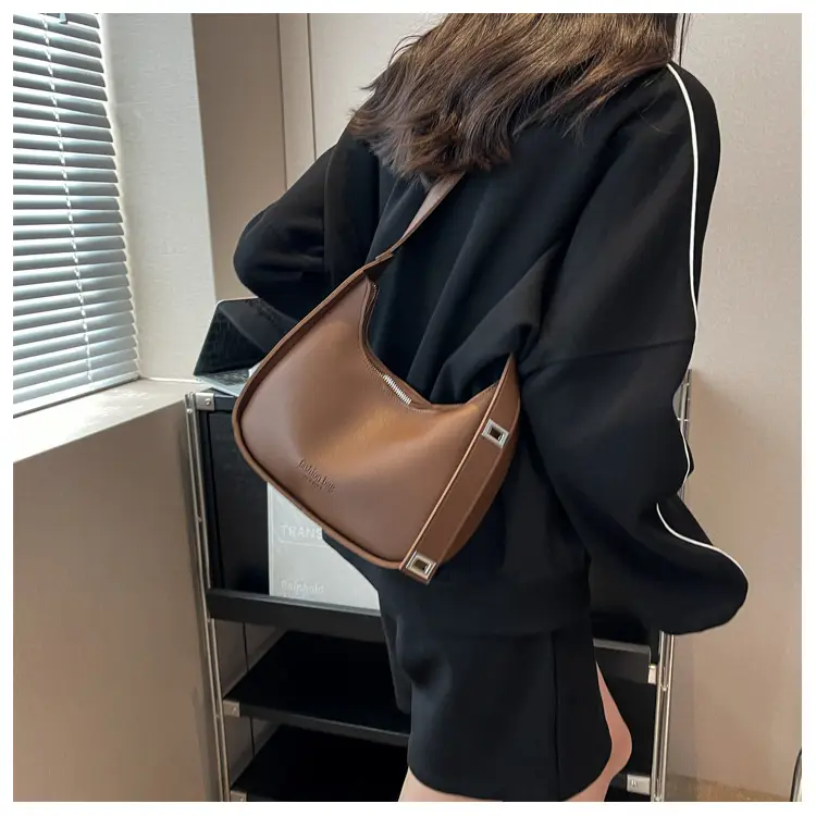 Small Shoulder Messenger Bag Brown Leather 2023 — feature 29