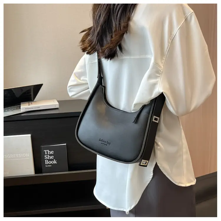 Small Shoulder Messenger Bag Brown Leather 2023 — feature 31