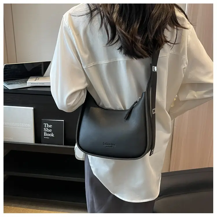 Small Shoulder Messenger Bag Brown Leather 2023 — feature 32