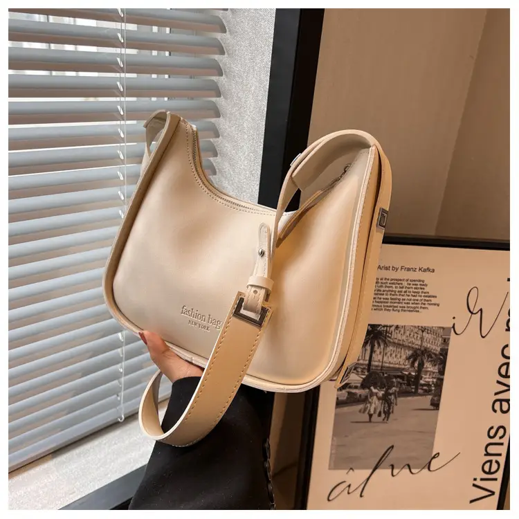 Small Shoulder Messenger Bag Brown Leather 2023 — feature 7