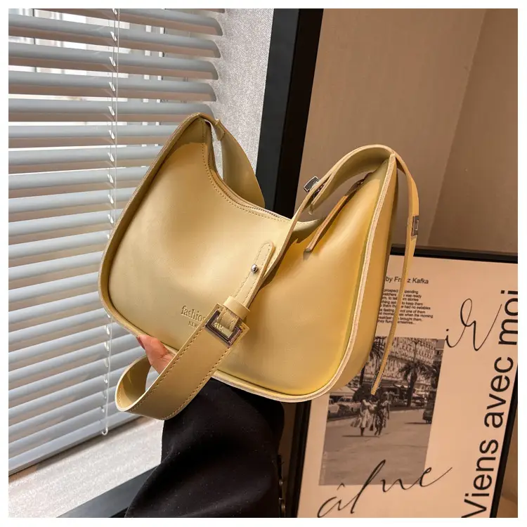 Small Shoulder Messenger Bag Brown Leather 2023 — feature 9