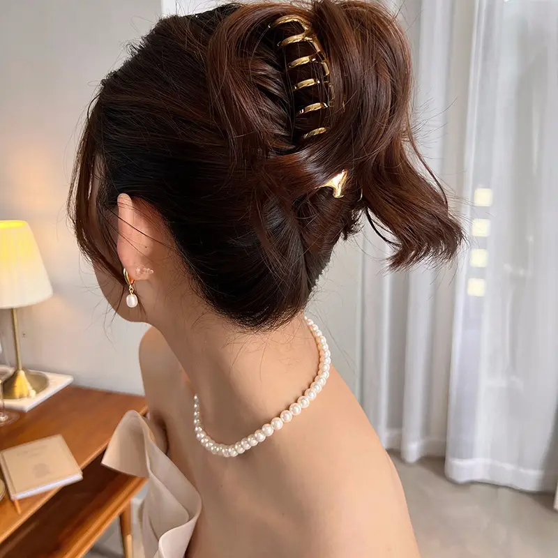 Silver Large Metal Hair Clip for Women Volume Hair Accessory — feature 4