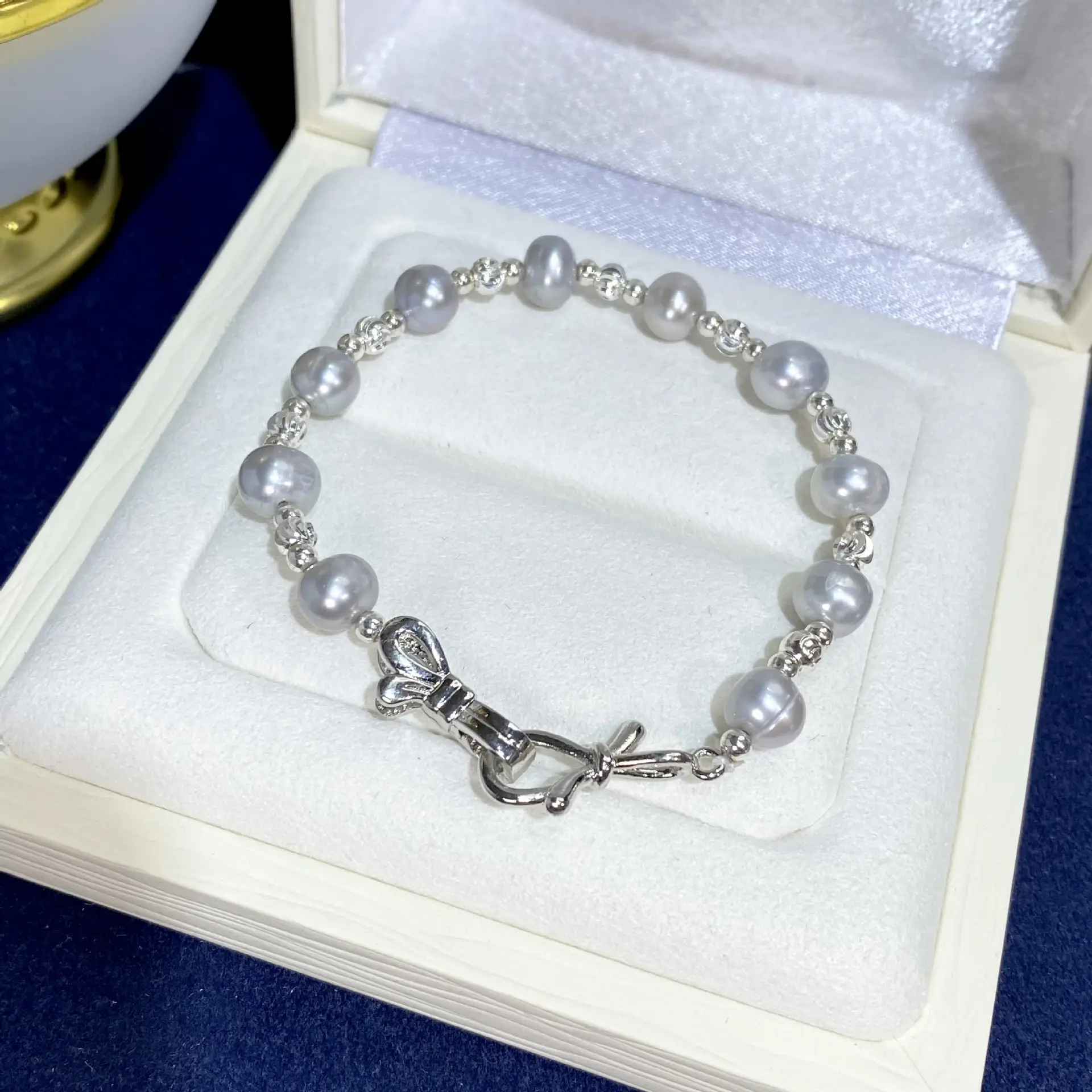 18K Gold-Filled Pearl Bracelet for Women Gray — feature 2